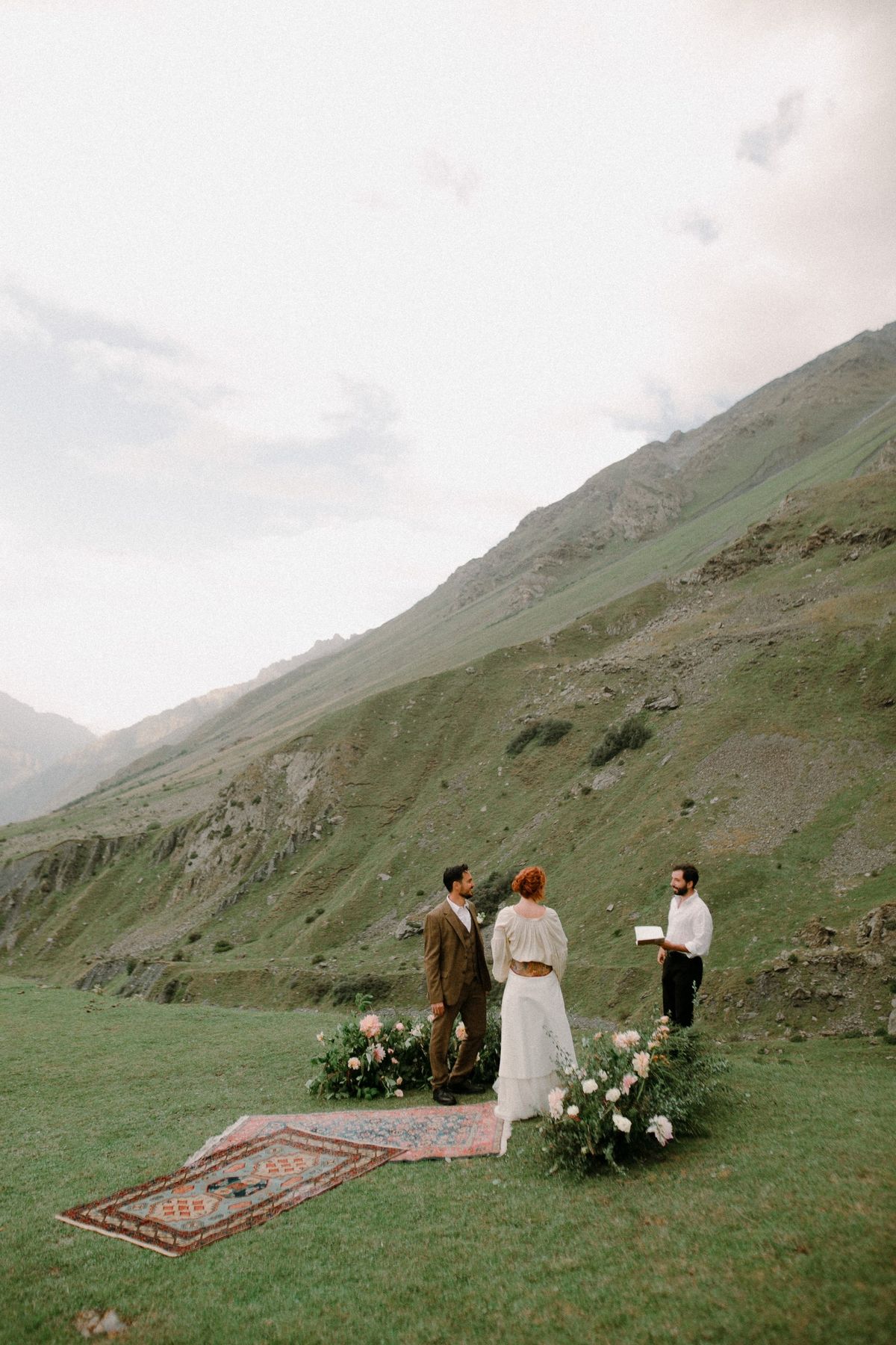 Proposal in the mountains with floral arrangements and vintage rugs